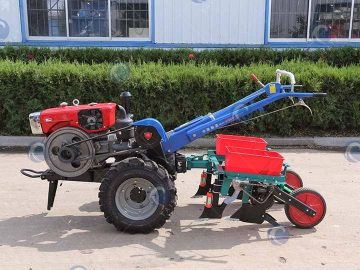 Tracteur manuel avec planteur de maïs 