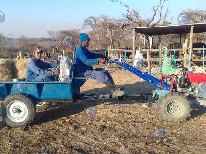 트레일러와 결합하는 워킹 트랙터