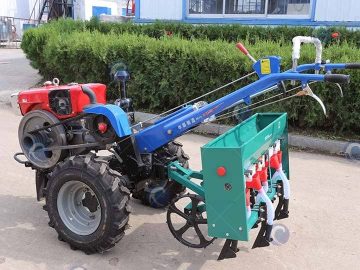 Tracteur agricole avec semoir de blé