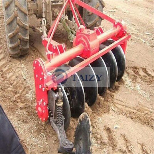 El arado de discos unidireccional se combina con la conexión de suspensión total del tractor. Durante la operación, la hoja del arado gira para arar y remover la tierra.