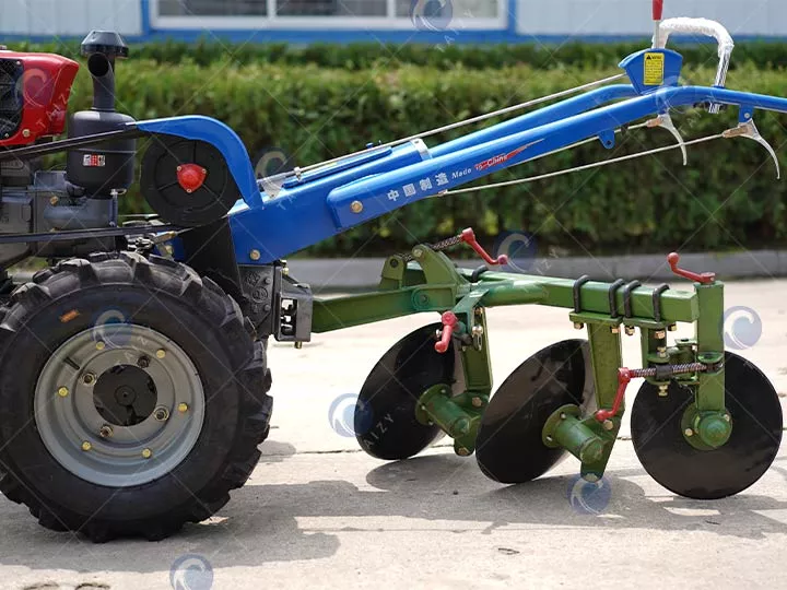 Caminar detrás del tractor con arado