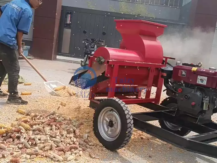 آلة حصاد الذرة.