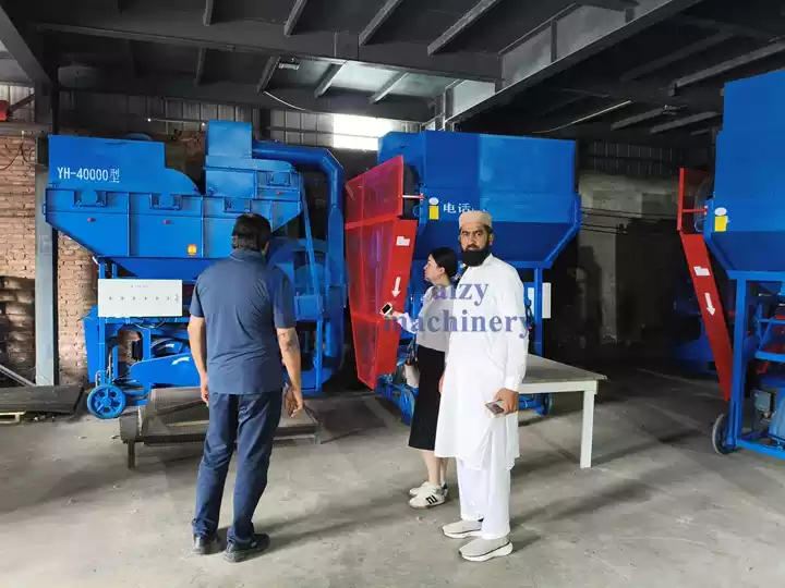 kunjungan pelanggan ke mesin pengupas kulit kacang tanah gabungan